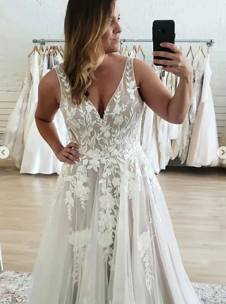 A Line V-neck Sleeveless Tulle Plus Size Wedding Dresses Lace Appliques