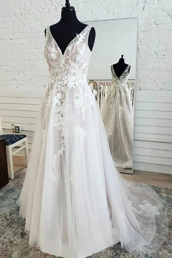 A Line V-neck Sleeveless Tulle Plus Size Wedding Dresses Lace Appliques